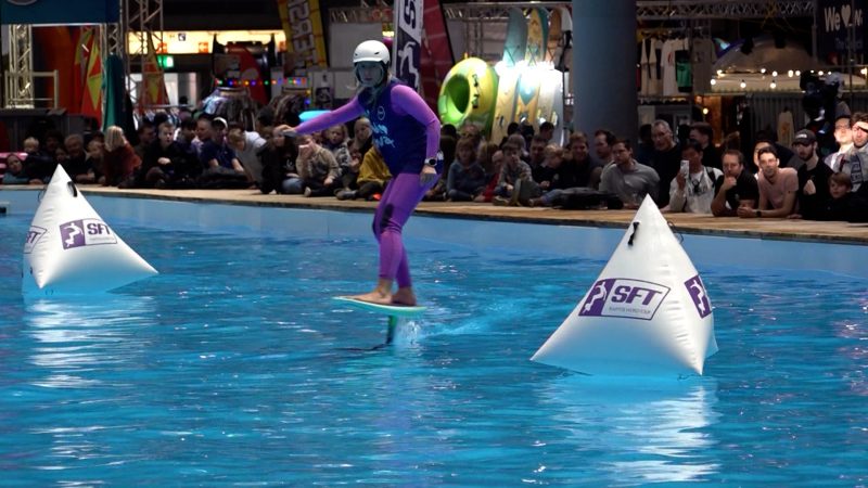 Sprung ins kühle Nass! Jede Menge Action auf der Boot 2026 (Foto: SAT.1 NRW)