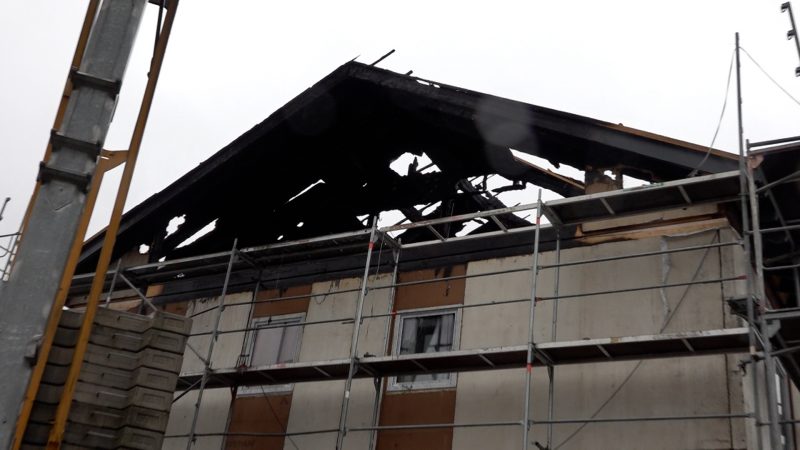Dachstuhlbrand zerstört Mehrfamilienhaus – Bewohner retten sich selbst (Foto: SAT.1 NRW)