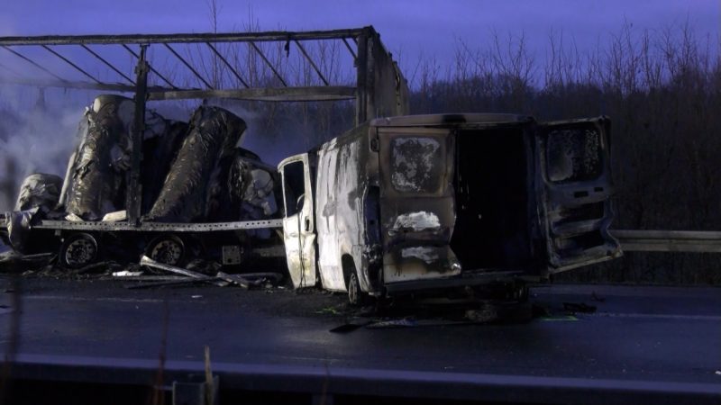 Tödliches Blitzeis auf der A44: Drei Tote bei Massenkarambolage (Foto: SAT.1 NRW)
