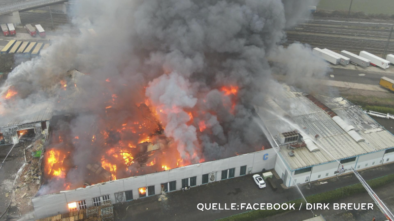 Großbrand in Hürth  (Foto: SAT.1 NRW)