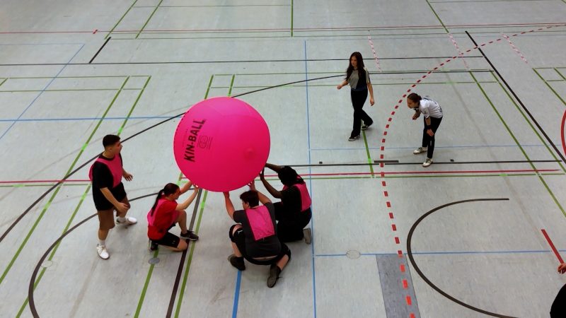Kin-Ball erobert NRW: Teamsport mit Riesenball begeistert Schulen (Foto: SAT.1 NRW)