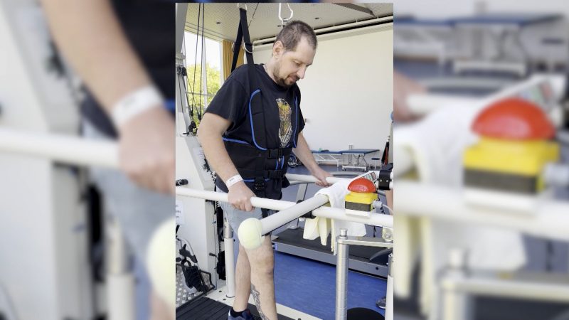 Zurück ins Leben: Eugen kämpft sich nach Prügelattacke zurück (Foto: SAT.1 NRW)