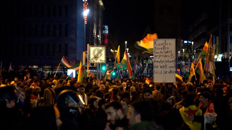 Eskalation auf Kurden-Demo: Tausende Kurden gehen in NRW-Städten auf die Straße (Foto: SAT.1 NRW)