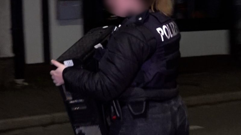 SEK stürmt Wohnung am frühen Morgen (Foto: SAT.1 NRW)