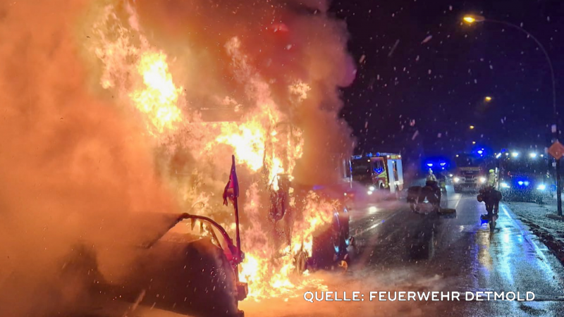 Streufahrzeug in Detmold geht in Flammen auf (Foto: SAT.1 NRW)