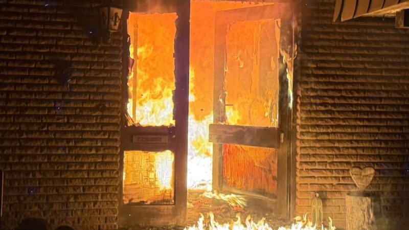 Hausbrand in Hövelhof: Flammen zerstören Wohnhaus (Foto: SAT.1 NRW)