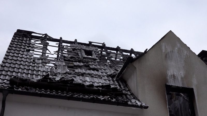 Haus nach Dachstuhlbrand unbewohnbar: Familie verliert ihr Zuhause (Foto: SAT.1 NRW)