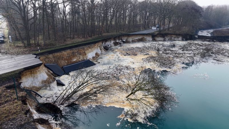 Abgesackte Straße - riesiges Loch sorgt für Fragen (Foto: SAT.1 NRW)