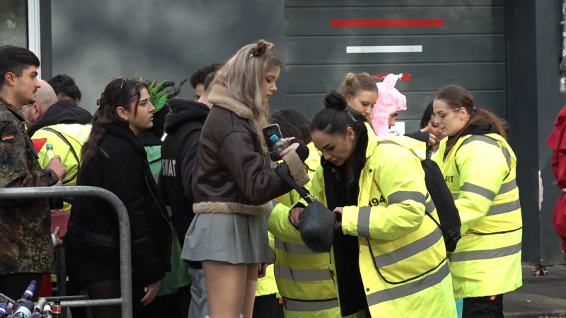 Karneval in Köln – Stadt verschärft Sicherheitskonzept nach Brandkatastrophe (Foto: SAT.1 NRW)