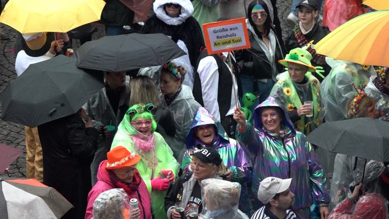 Start in den Straßenkarneval – NRW trotzt dem Regen (Foto: SAT.1 NRW)