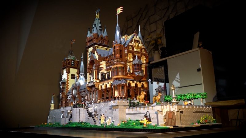 NRW-Wahrzeichen aus Lego: Schloss Drachenburg Stein für Stein nachgebaut (Foto: SAT.1 NRW)