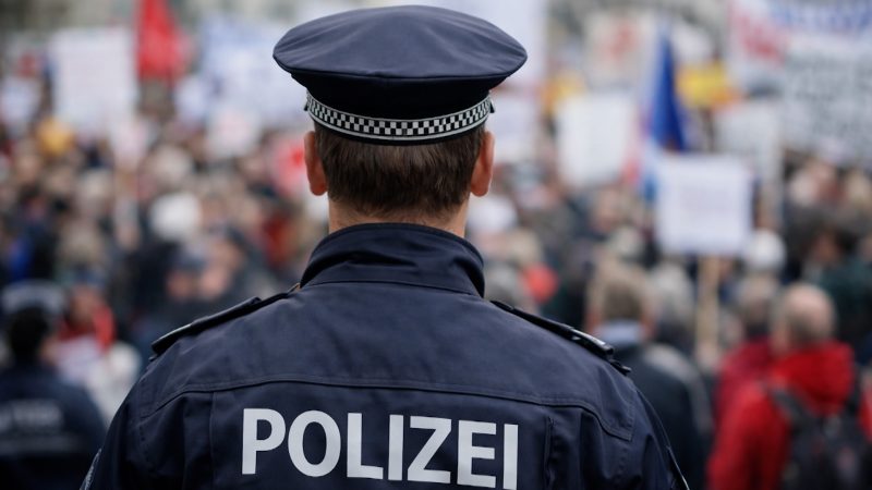 Mehr Polizei auf der Straße: Reul will Polizeiarbeit effizienter machen (Foto: SAT.1 NRW)