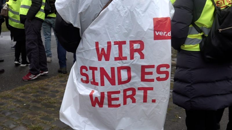 Tausende demonstrieren in Düsseldorf für mehr Geld (Foto: SAT.1 NRW)