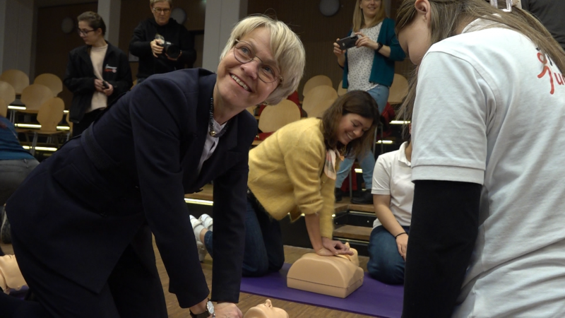 Lehrer lernen Leben retten – Reanimation wird Pflichtfach (Foto: SAT.1 NRW)