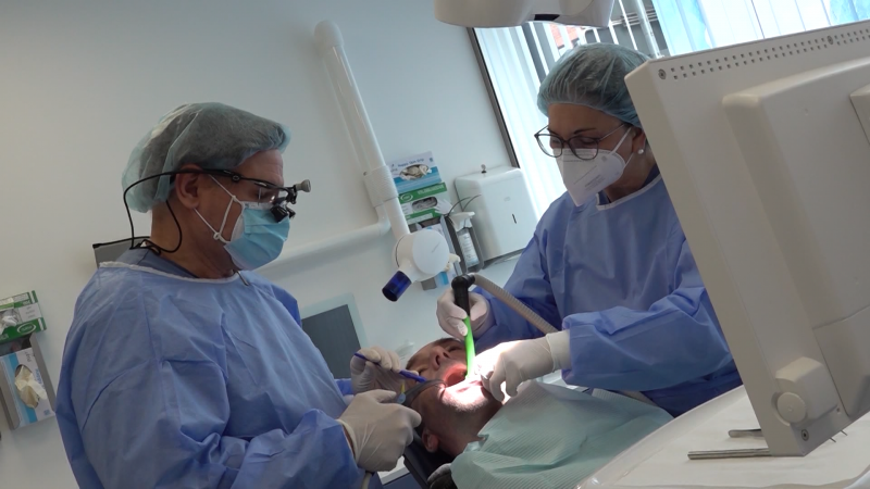 Streit um Zahnarztkosten – Droht Patienten bald die Privatrechnung? (Foto: SAT.1 NRW)